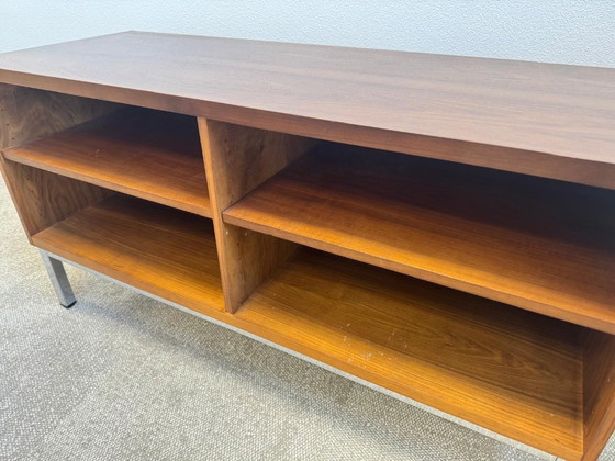 Image 1 of Vintage directiebureau met lederen inleg  en bijbehorende lage kast