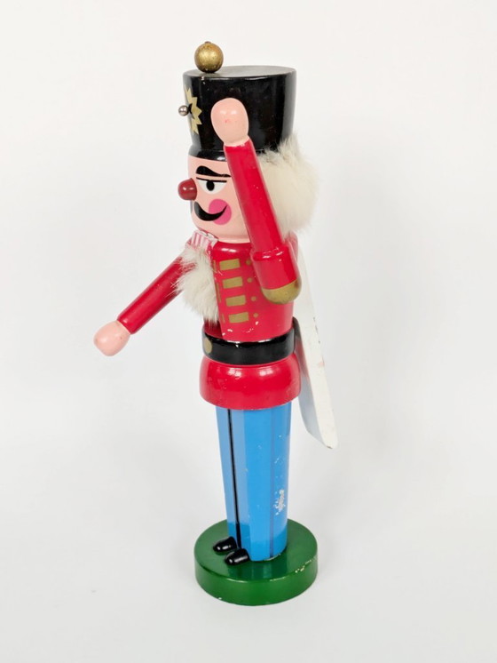 Image 1 of Statuetta tedesca vintage dello Schiaccianoci | Decorazione natalizia in legno fatta a mano