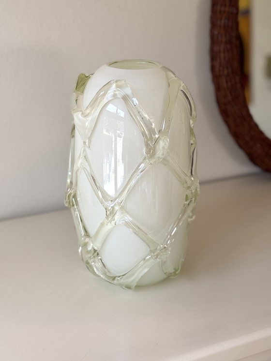 Image 1 of Jarrón de vidrio hecho a mano con diseño de rejilla: objeto de arte