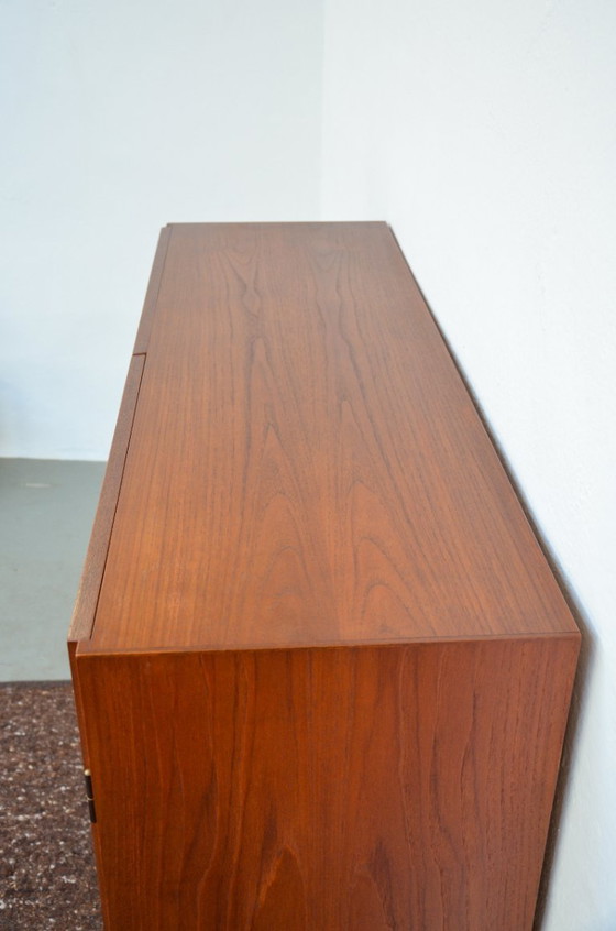 Image 1 of Vintage teakhouten ladekast uit het midden van de vorige eeuw, hoge kast, dressoirontwerp