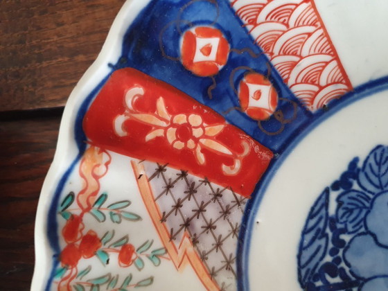 Image 1 of Due piatti giapponesi Imari (vaso di fiori e crisantemo), circa 1900.