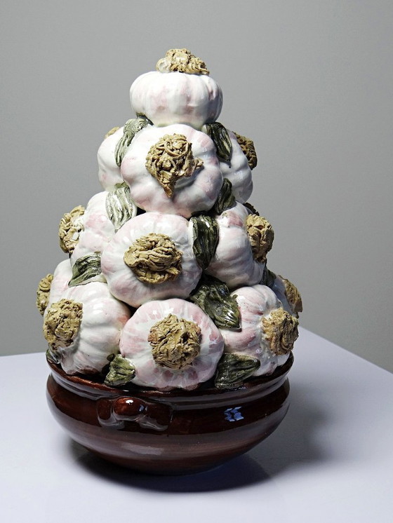 Image 1 of Vintage trompe-l'œil pyramid of garlic in glazed ceramic, Manises, Spain