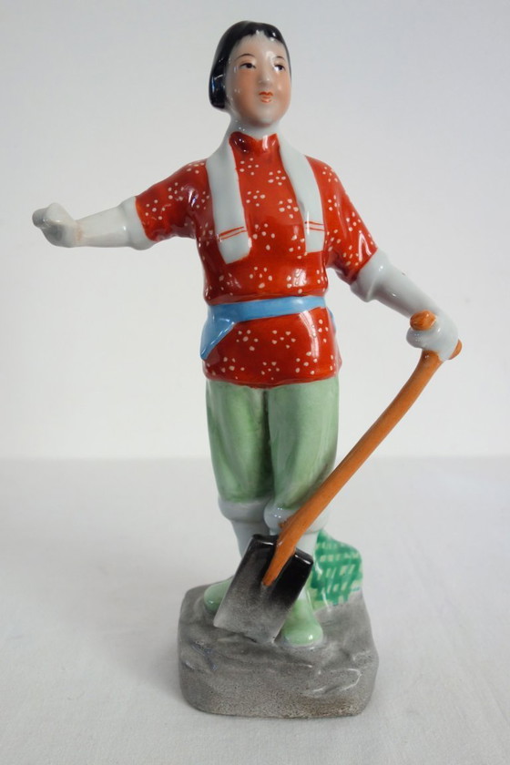 Image 1 of Estatua femenina de porcelana china con forma de galleta - Revolución Cultural n.º 6