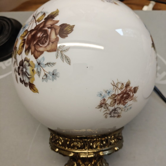 Image 1 of Suspension vintage en verre opalin à motif floral – Aspect laiton – Ampoule incluse