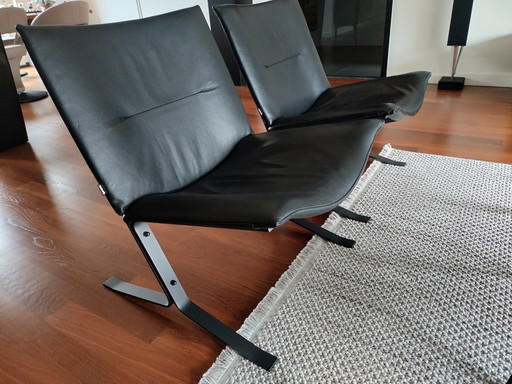 2 sillas de diseño de cuero negro