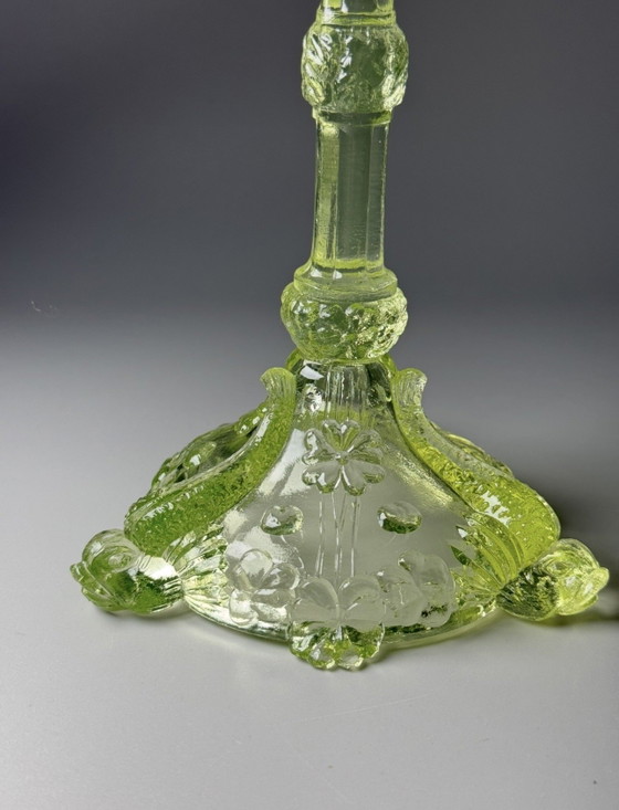 Paar antieke kandelaars van uraniumglas in de vorm van een dolfijn – Vallerysthal & Portieux, Frankrijk, (photo 5 of 15)