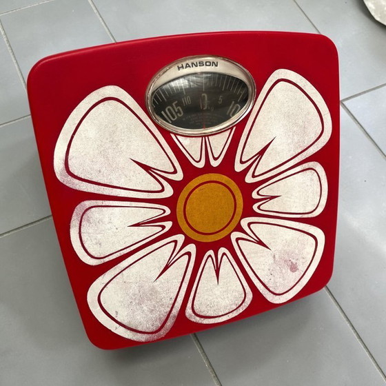 Image 1 of Hanson bathroom scale 1970s with flower