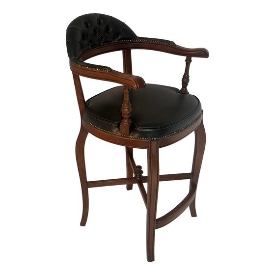 Image 1 of Chesterfield - Handgemaakt / vintage / zo goed als nieuw - Groen leer - Houten barkruk met voetensteun - Meerdere op voorraad