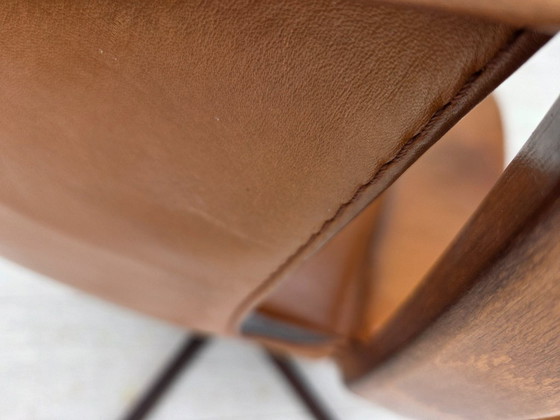 Image 1 of Años 70, diseño sueco de Gote Möbler, silla giratoria con reposapiés, cuero.