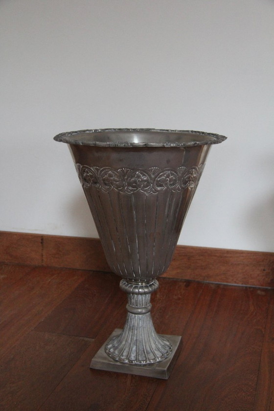 Image 1 of 2 monumentale silberfarbene Ziervasen