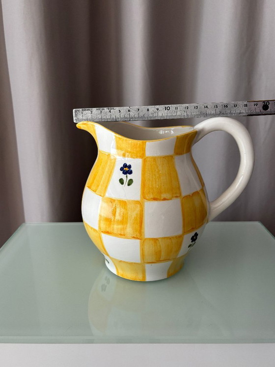 Brocca in ceramica Cottagecore dipinta a mano – Quadri gialli e fiori blu – Accessori da cucina (photo 7 of 11)