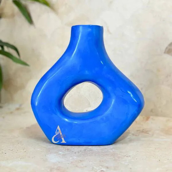 Vase artisanal bleu Majorelle – Porcelaine, Abstract (photo 2 of 3)