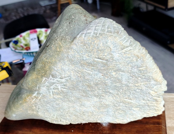 Chef-d'œuvre de Qualité Musée: La Sculpture de Serpentin Shona "De Griek" Unique (11,5 kg) – Stone, Wood (photo 12 of 15)