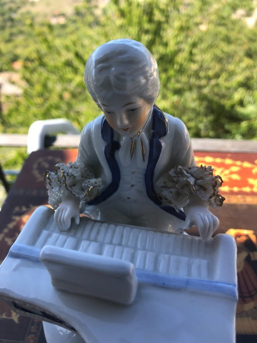 Musical statue in porcelain, Mozart at the piano, in the roccocco Capodimonte style