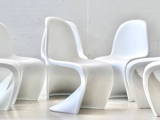 White chairs in the style of the Panton Chair – Space Age, 1970s – Side chairs, Plastic (photo 3 of 15)