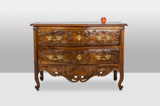 Image 1 of Cómoda curva, llamada Nîmes, en nogal, con 2 cajones. Siglo XVIII.