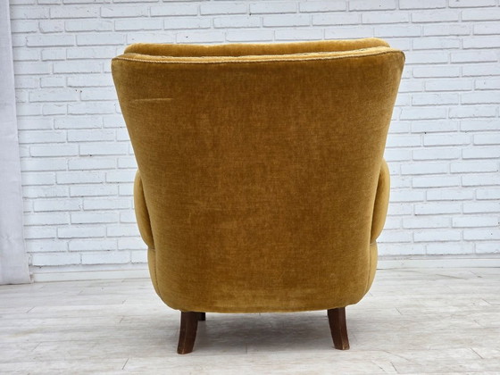 Image 1 of Fauteuil relax danois des années 1960, revêtement d'origine en velours jaune miel.