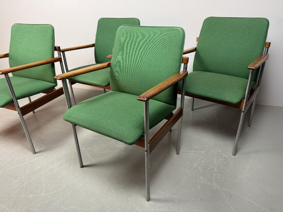 Image 1 of Juego de 4 sillas de comedor Thereca de diseño de mediados de siglo con tapicería verde vibrante.