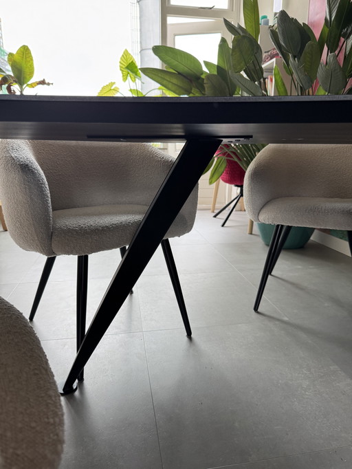 Prachtige zwarte eettafel met een organische vorm