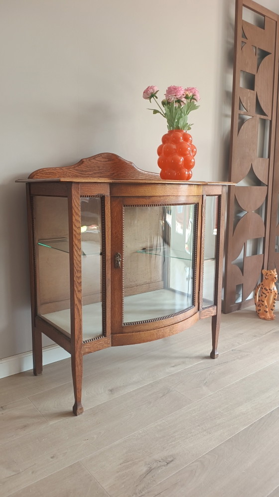 Image 1 of Splendida vetrina Art Déco con vetro curvo originale.