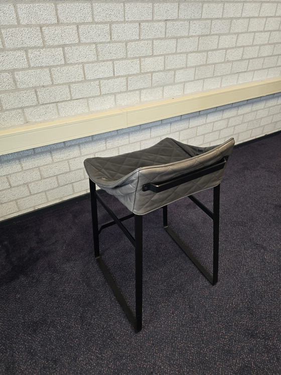 Image 1 of 3 elegantes taburetes de bar para cocina de Piet Boon con base negra antracita.