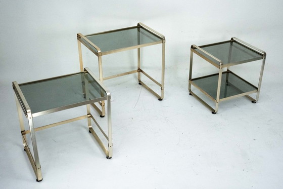 Image 1 of Ensemble de trois tables d'appoint gigognes en aluminium doré et verre – Italie, années 1970