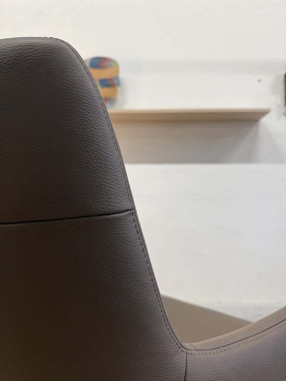 Image 1 of Poltrona girevole Gealux Coral in pelle color tortora