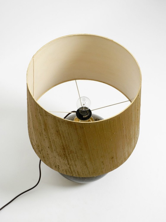 Image 1 of Grote, elegante, zeer zeldzame Putzler tafellamp uit 1970 met verlicht glazen lamphuis en kap van gouden dupionzijde