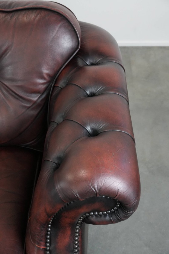 Image 1 of Rotes 2,5-Sitzer-Chesterfield-Sofa auf Rollen im englischen Stil