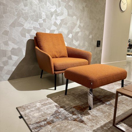 Poltrona Jon di Rolf Benz con pouf