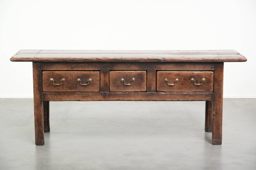 Robusta credenza antica in stile inglese del XIX secolo, con un bellissimo aspetto rustico e una splendida patina.