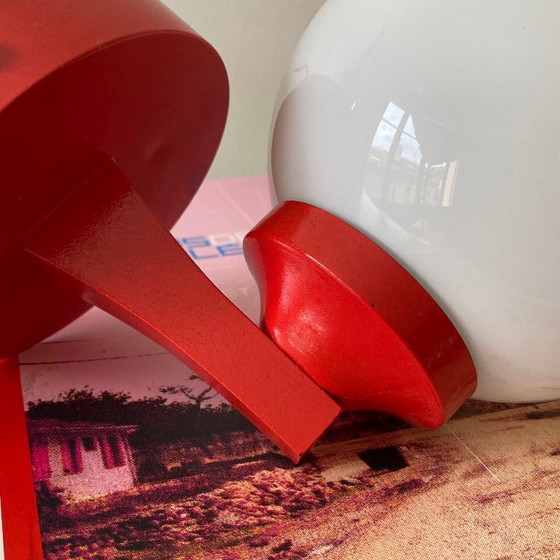 Image 1 of Applique in plastica rossa con globo in vetro opalino bianco