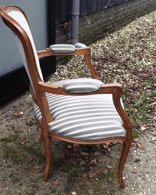 Louie s'empare du fauteuil – Velvet, Wood (photo 2 of 6)