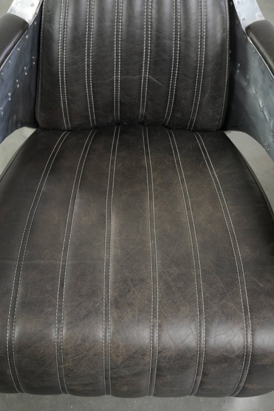 Image 1 of 2x robuste, industrietaugliche Sessel im Aviator-Design aus schwarzem Rindsleder mit Aluminiumverzierungen und Nieten
