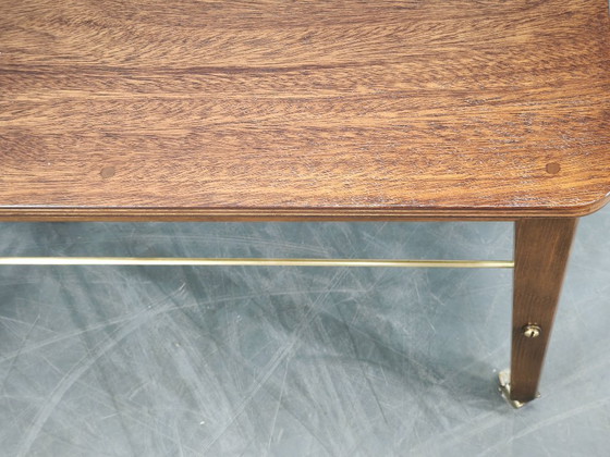 Tavolino danese in teak degli anni '60 con portariviste in ottone e rotelle, Tavolini, Legno, Metallo, Marrone (foto 2 di 11)