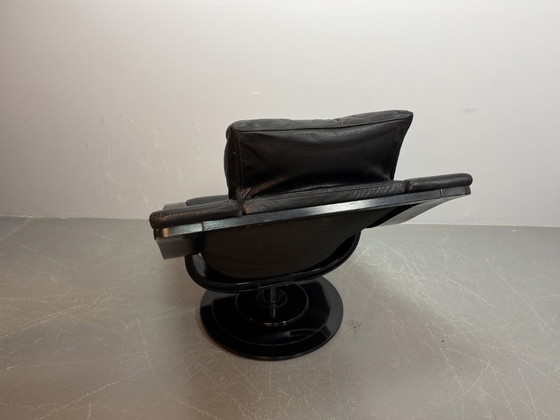 Image 1 of Skandinavisches Mid-Century-Design: Lounge-Sessel „Move“ aus schwarzem Leder mit passendem Hocker.