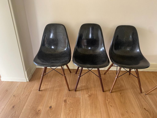 6x Esszimmerstühle von Charles Eames und Herman Miller aus schwarzem Fiberglas