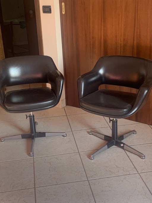 Pair of Executive Model 71 armchairs by Eero Saarinen (1950), an iconic Italian production licensed by Knoll.
