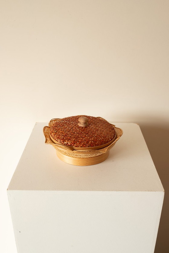 Image 1 of Boîte vintage en osier tressé à la main avec couvercle