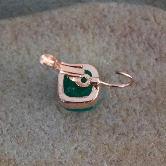 Vintage Vierkante Oorbellen Met Gefacetteerde Groene Onyx In Een Roségouden Metalen Zetting (photo 6 of 8)