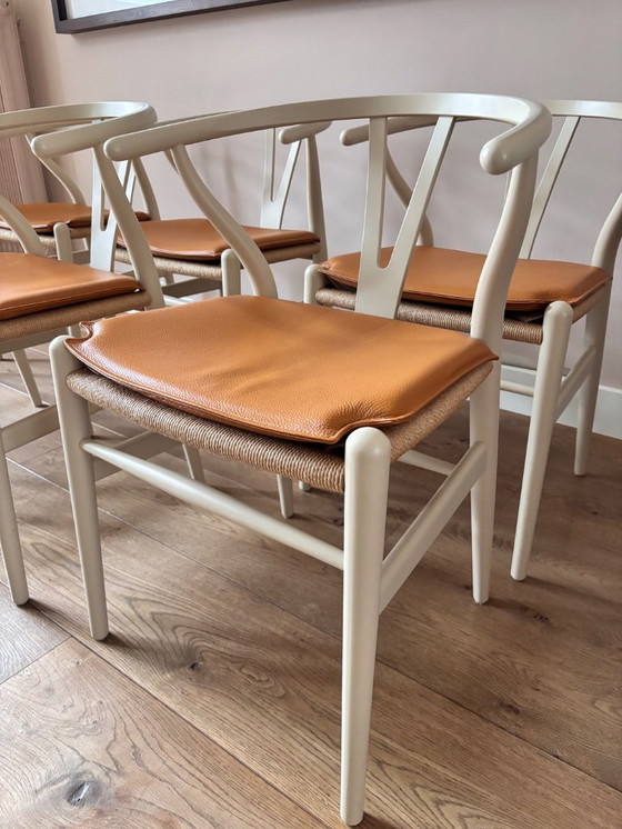 Image 1 of Wishbone Carl Hansen 6 piezas color Cebada