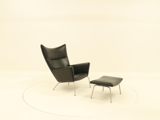 Image 1 of Poltrona Wing e pouf coordinato – CH445 e CH446 – di Hans Wegner