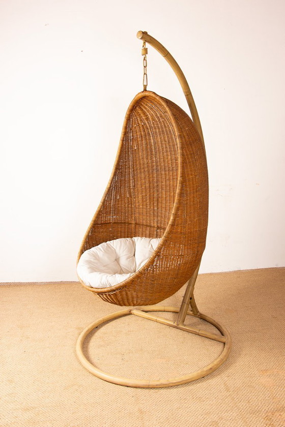 Image 1 of Sillón danés de ratán tejido con soporte metálico, silla colgante tipo huevo, atribuida a Nanna Ditzel