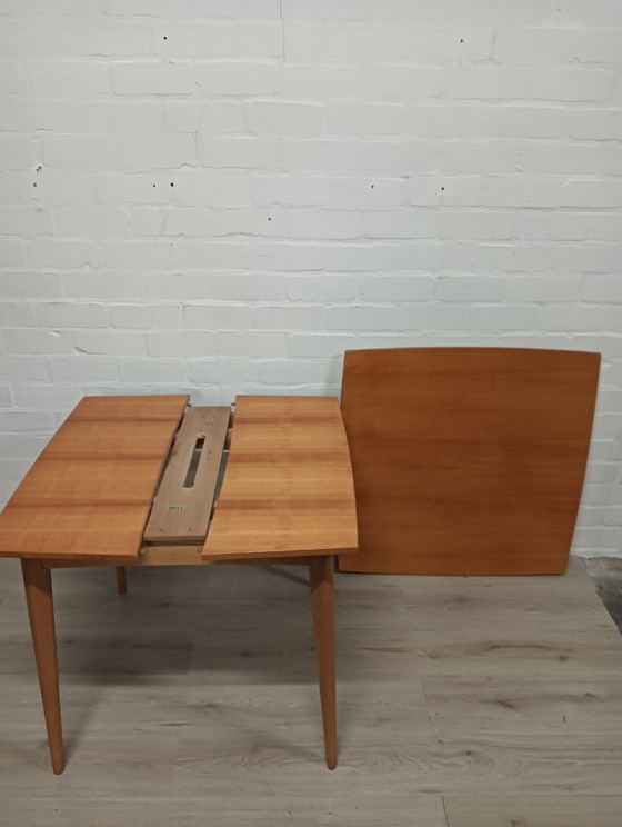 Image 1 of Extendable table