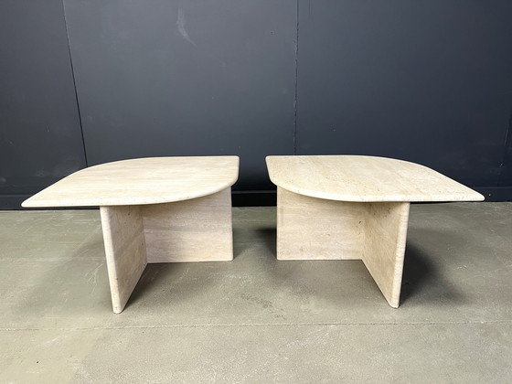 Image 1 of Paire de tables basses ou tables d'appoint en travertin, 1970