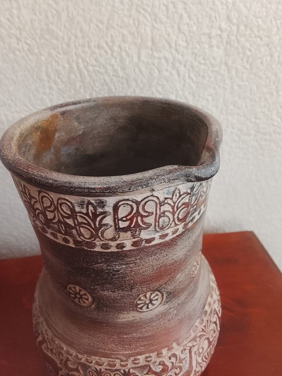 Image 1 of Handgemaakte Griekse Keramische Kruik – Antieke Stijl Reliëfkunst