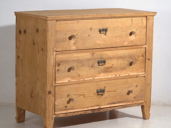 Commode d'Europe centrale à trois tiroirs en pin lavé – Europe centrale, circa 1900 – Brass, Scandinavian (photo 2 of 40)