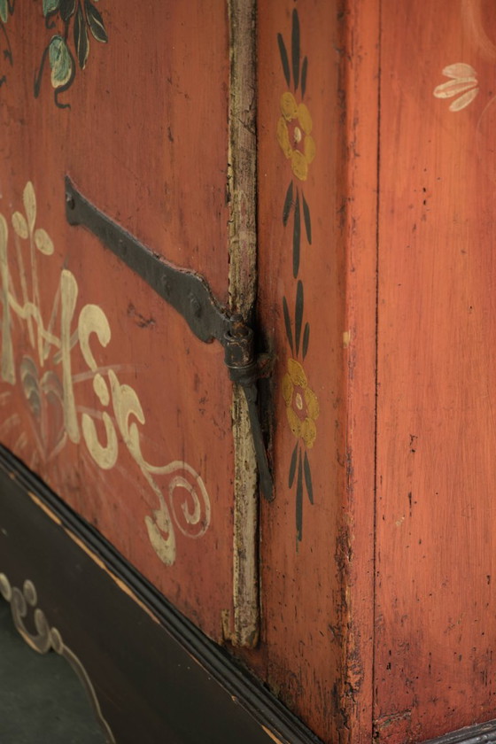 Einzigartiger antiker österreichischer handbemalter Brautschrank mit schöner Patina und funktionierendem (photo 10 of 13)