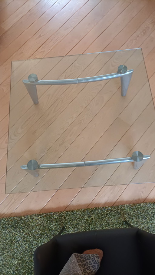 Table basse en verre Leolux avec piètement en aluminium. Quelques rayures sur le plateau.