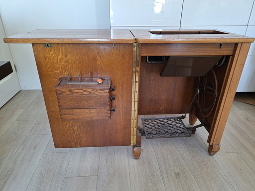 Machine à coudre Pfaff dans un meuble en chêne